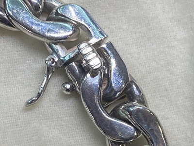 時計本体に取り付けられたベルトと修復した金具