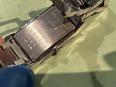 裏蓋の構造を確認している様子