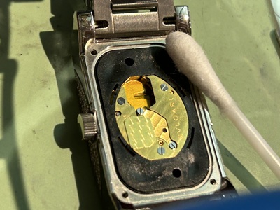 古い電池を取り除き、接触端子を清掃している様子