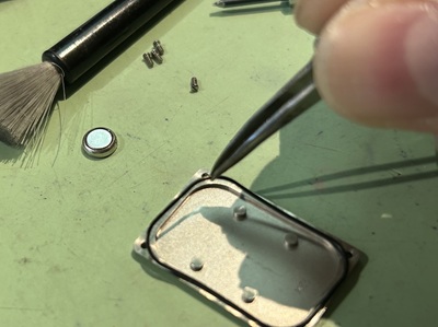 綿棒を使い裏蓋周りやパッキンを清掃している様子