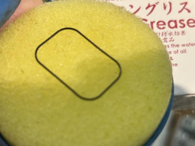 パッキンにシリコングリースを塗布している工程