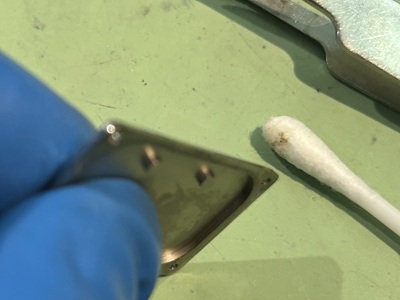 裏蓋サイドの汚れを拭き取っている様子