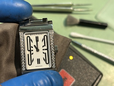 パルス計で動作を確認し、時刻を合わせた完成後のブルガリ