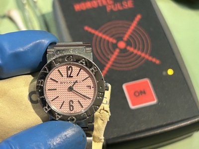 パルスチェッカーの上に置かれ、電子的な動作確認が行われている様子。