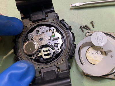 裏蓋を開けたG-SHOCKの内部