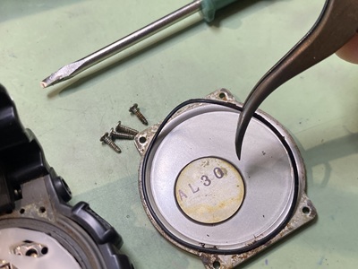 裏蓋に張り付いているパッキン状態チェック