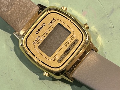 表示が消えてしまった、ゴールドカラーのデジタル腕時計。