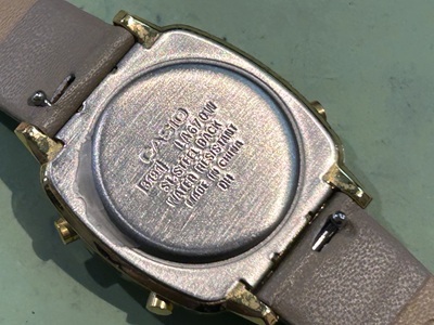 傷や使用感のある腕時計の裏蓋。