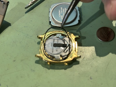 デジタル表示が復活した時計と、本体に張り付いた黒いゴムパッキン。