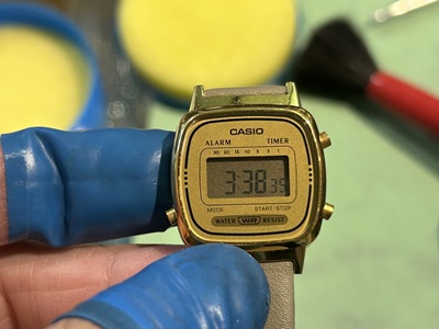 正確な時刻が表示され、綺麗に拭き上げられたデジタル時計。