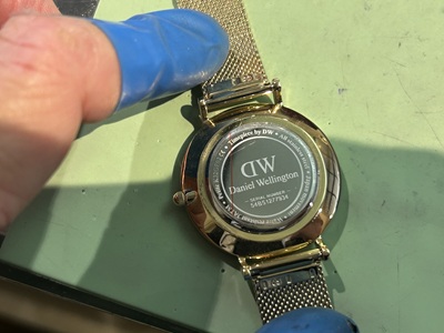 ダニエル・ウェリントンのゴールドカラーの裏蓋のクローズアップ