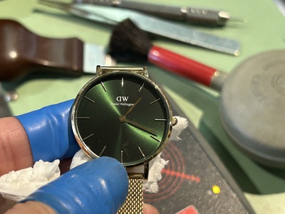 電池交換を完了し、最終チェックを行うダニエル・ウェリントン