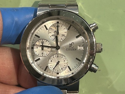 シチズン xC（クロスシー）のシルバーカラーのクロノグラフ腕時計。