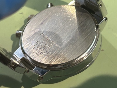 シチズン xCのステンレス製裏蓋のアップ。