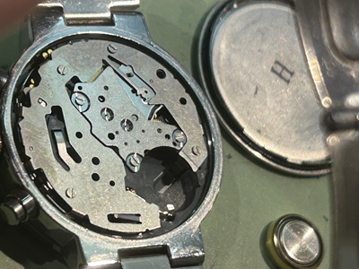 裏蓋を開けたシチズン xCの内部ムーブメント。