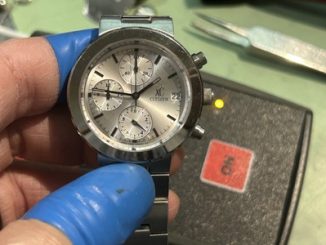 パルス計に乗せられ、ランプが点灯しているシチズン xC。