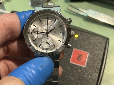 パルス計に乗せられ、ランプが点灯しているシチズン xC。