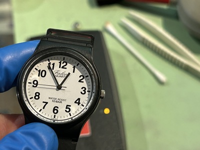 パルス計に載せられた時計。計器のランプが点灯し、内部の信号が正常であることを示している。