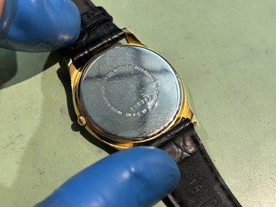 作業台の上に置かれた腕時計の外観チェック