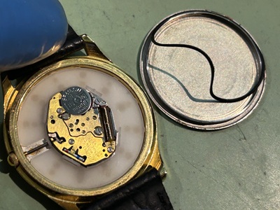 裏蓋を開けて露出した腕時計のクォーツムーブメント