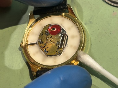 綿棒を使って電池格納部分の汚れを清掃する様子