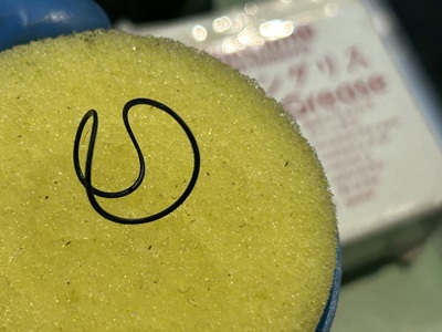 シリコングリース塗布器でパッキンをメンテナンスする様子