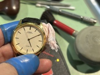 パルスチェッカーで動作確認を行い、時刻を合わせた腕時計