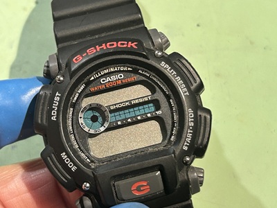 電池が切れて液晶が表示されていないG-SHOCK DW-9052の正面写真