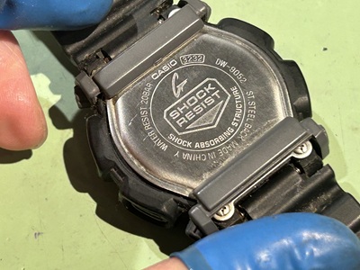 G-SHOCK DW-9052の裏蓋。プロテクター（補助バー）がついた状態。