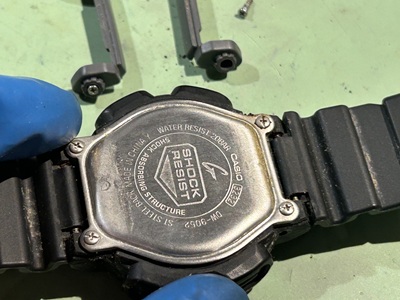 G-SHOCKの裏蓋から取り外されたグレーの補助バー。