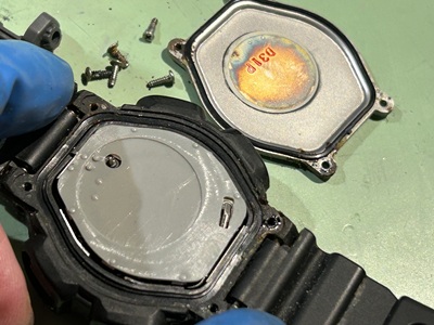 取り外されたG-SHOCKの裏蓋と、内部のゴムカバーが見えている様子。