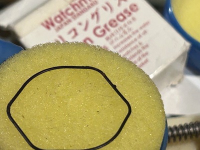 シリコングリス塗布用のスポンジに乗せられたパッキン。