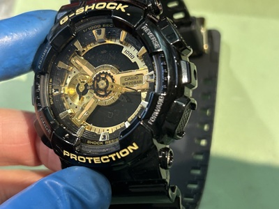液晶表示が消えたままのG-SHOCKの表面