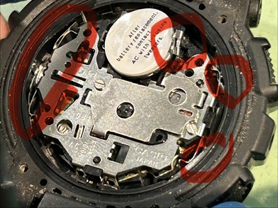 裏蓋を開け、内部のムーブメントが露出したG-SHOCKの裏側