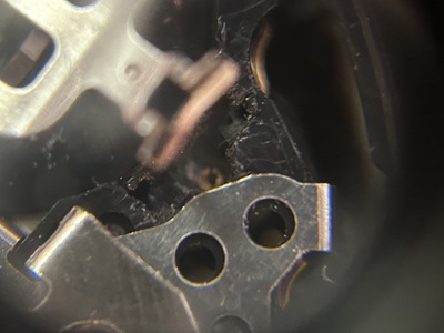 ケース内部の金属部分についた傷や汚れのアップ