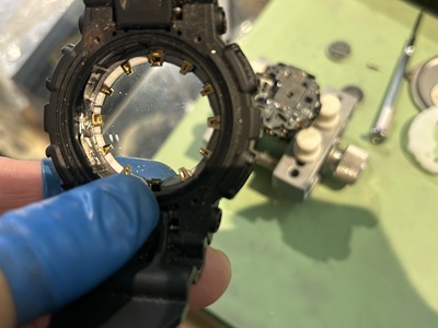 ケースから完全に取り外されたムーブメント（機械部分）