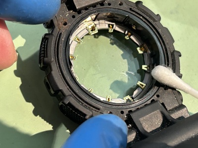 掃除道具を使い、ケースの内側やガラス面を清掃している様子