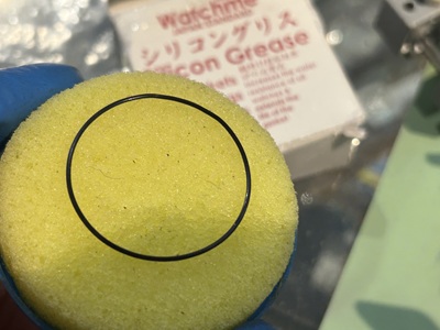 ゴムパッキンにシリコングリースを塗布している様子