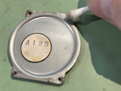 裏蓋の裏側を丁寧に清掃している様子