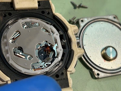 作業台の上に置かれたG-SHOCKと、相談の様子。