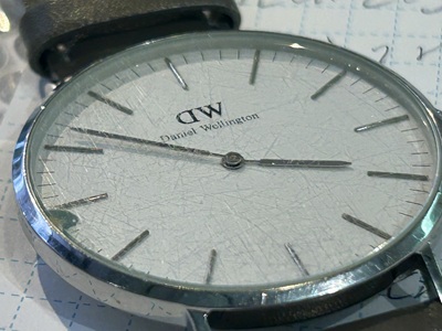 ダニエル・ウェリントンの時計を斜め上から撮影した、風防ガラスの小傷のアップ。