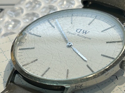 時計の9時位置付近にあるガラスの欠けを拡大した写真。