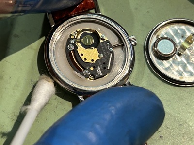 ケースの細部清掃の様子