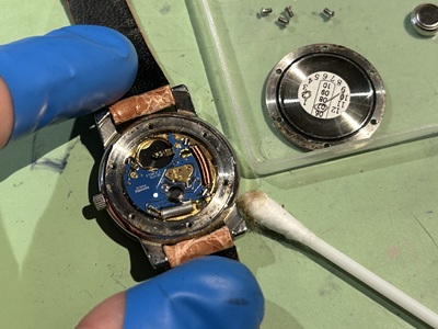 裏蓋を開封した時計内部のムーブメント