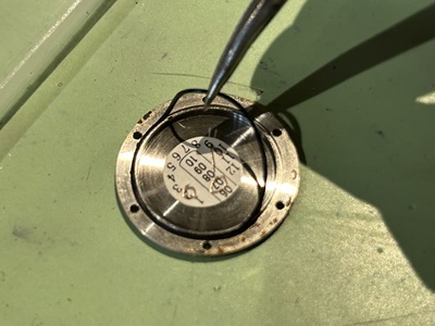 裏蓋に張り付いていたパッキンの状態をチェック