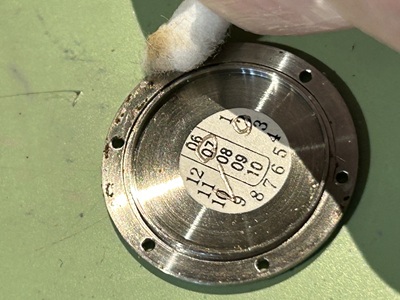 綿棒を使ったケース縁のクリーニング汚れを落とさないよう、丁寧に拭き取ります。