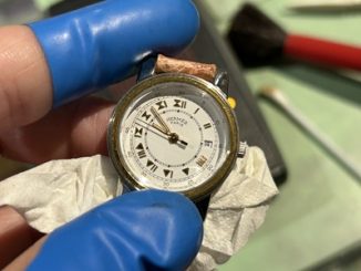 ホロテック・パルスによる電子回路の測定を終えたエルメスの腕時計