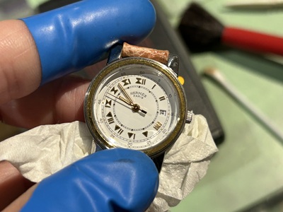 ホロテック・パルスによる電子回路の測定を終えたエルメスの腕時計