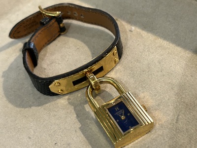 止まったエルメス ケリーウォッチの文字盤。