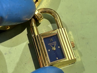 メンテナンスデスクに置かれたエルメス・ケリーの腕時計。